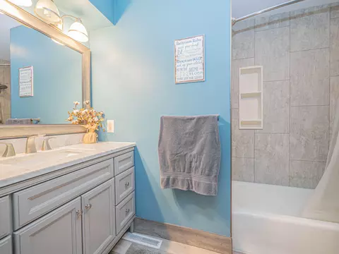 Bath - 302 Circle Dr, Moberly, MO 65270 photo 1 of 6