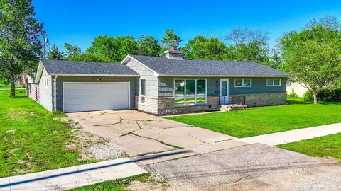 Exterior - 901 E Booth St, Centralia, MO 65240 photo 3 of 20