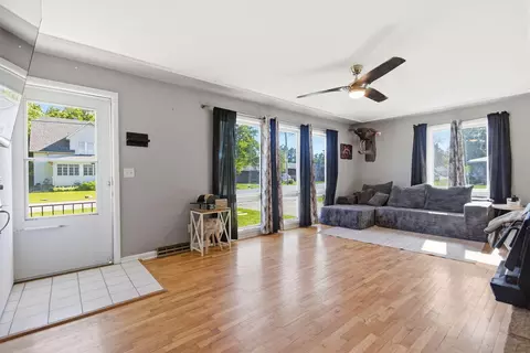 Living - 901 E Booth St, Centralia, MO 65240 photo 2 of 4