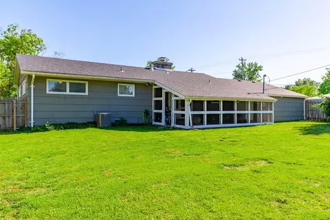 Exterior - 901 E Booth St, Centralia, MO 65240 photo 14 of 20