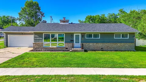 Exterior - 901 E Booth St, Centralia, MO 65240 photo 2 of 20