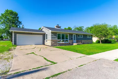 Exterior - 901 E Booth St, Centralia, MO 65240 photo 4 of 20