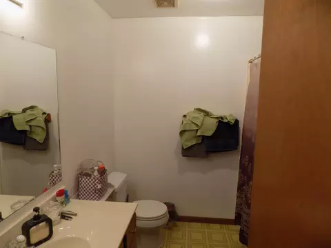 Bath - 703 E Rodemyre St, Centralia, MO 65240 photo 1 of 5