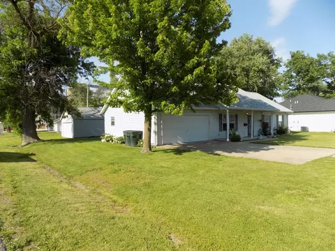 Exterior - 703 E Rodemyre St, Centralia, MO 65240 photo 2 of 4