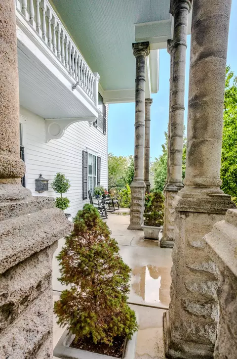 Exterior - 410 5th St, Glasgow, MO 65254 photo 6 of 29