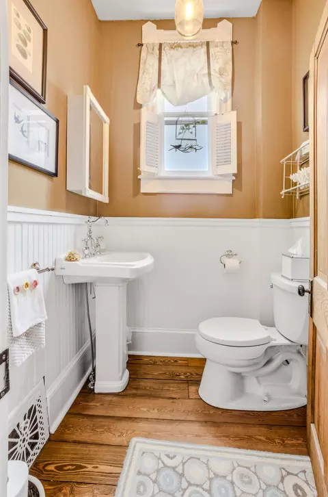 Bath - 410 5th St, Glasgow, MO 65254 photo 1 of 5
