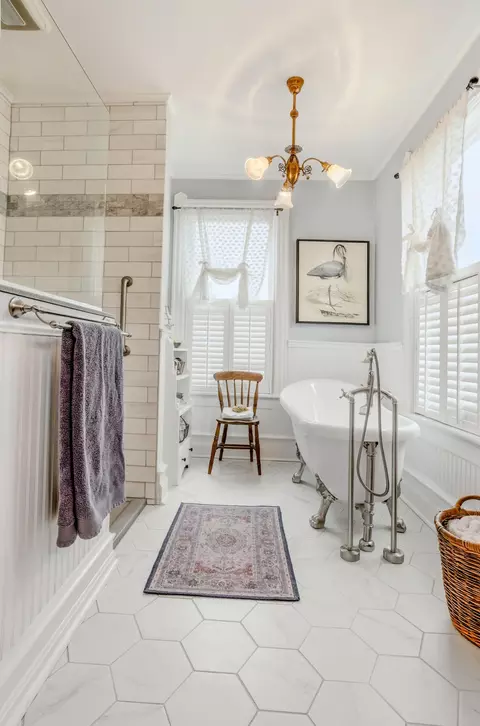 Bath - 410 5th St, Glasgow, MO 65254 photo 4 of 5