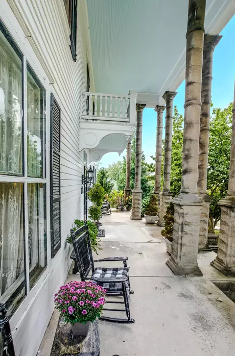 Exterior - 410 5th St, Glasgow, MO 65254 photo 5 of 29