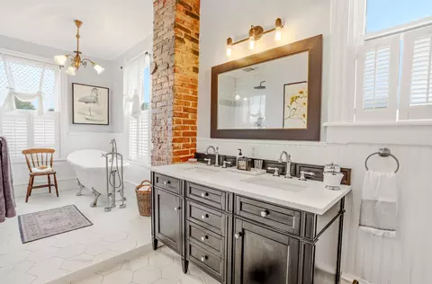 Bath - 410 5th St, Glasgow, MO 65254 photo 2 of 5