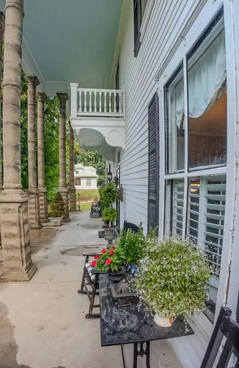 Exterior - 410 5th St, Glasgow, MO 65254 photo 4 of 29