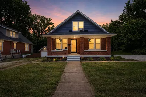 1017 Santa Fe Trl, Boonville, MO 65233