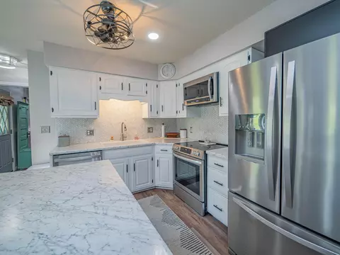 Kitchen - 101 Lakeview Dr, Glasgow, MO 65254 photo 2 of 4