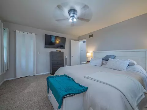 Bedroom - 101 Lakeview Dr, Glasgow, MO 65254 photo 3 of 3