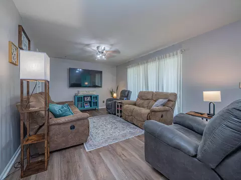 Living - 101 Lakeview Dr, Glasgow, MO 65254 photo 1 of 5