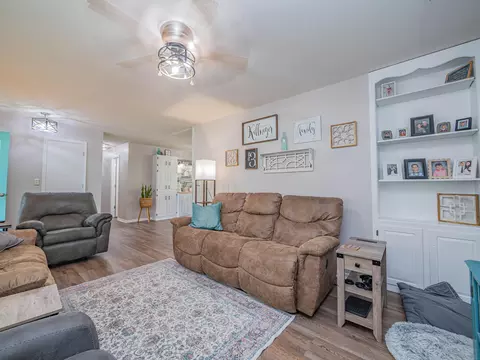 Living - 101 Lakeview Dr, Glasgow, MO 65254 photo 4 of 5