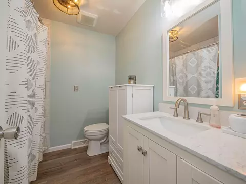 Bath - 101 Lakeview Dr, Glasgow, MO 65254 photo 1 of 3