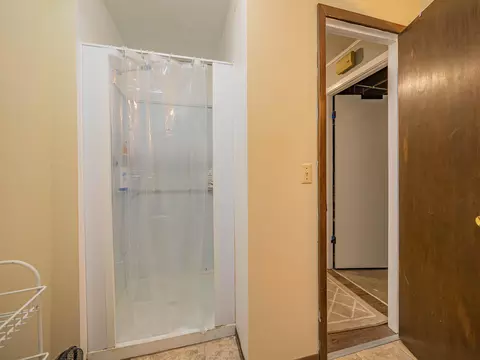 Bath - 101 Lakeview Dr, Glasgow, MO 65254 photo 2 of 3