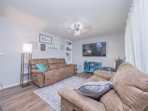 Living - 101 Lakeview Dr, Glasgow, MO 65254 photo 3 of 5