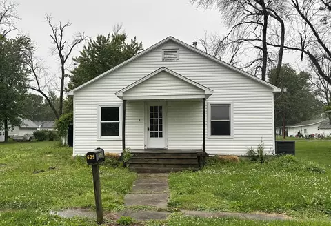 609 S Rollins St, Centralia, MO 65240