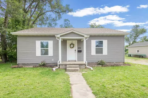 114 S Walnut St, Centralia, MO 65240