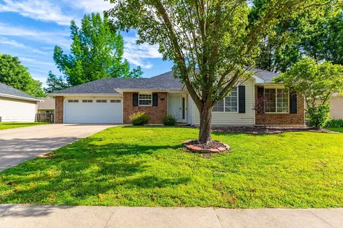 803 Manhattan Dr, Columbia, MO 65201