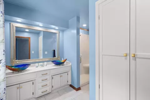 Bath - 506 Arbor Dr, Columbia, MO 65201 photo 2 of 5