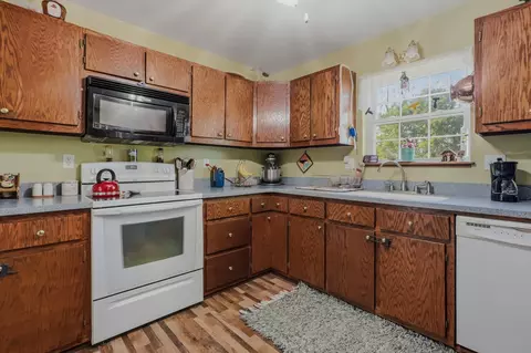 Kitchen - 5542 Maple Leaf Dr, Fulton, MO 65251 photo 2 of 2