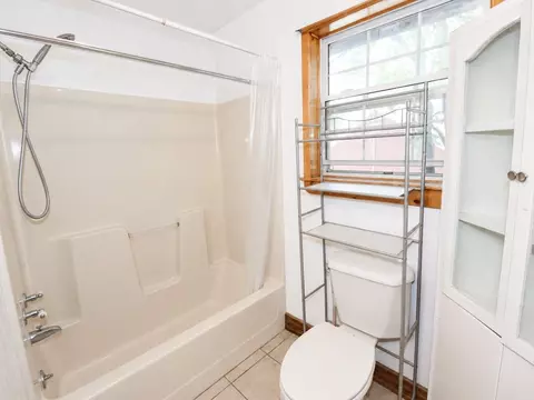 Bath - 825 High St, Fulton, MO 65251 photo 5 of 7