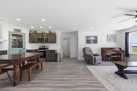 Entry Way - 10 Andy Ct, Clark, MO 65243 photo 2 of 4