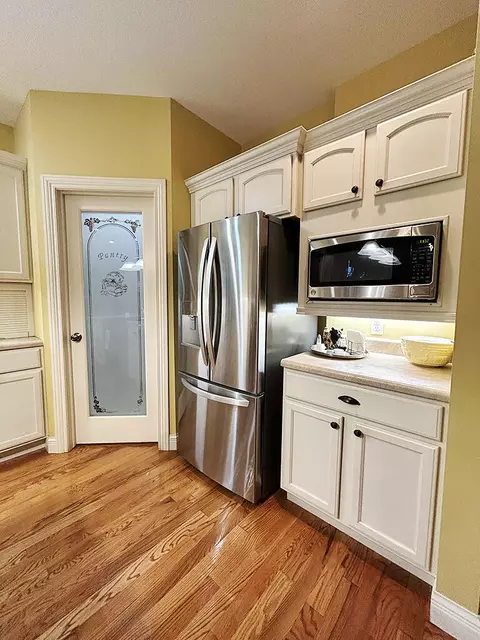 Kitchen - 5000 Eagle Ridge Rd, Columbia, MO 65201 photo 6 of 7