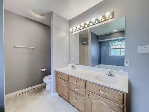 Bath - 170 Northrup Ave, Holts Summit, MO 65043 photo 2 of 4