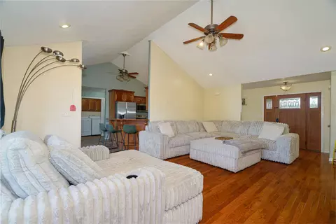 145 Ridgeview Dr, Saint Robert, MO 65584