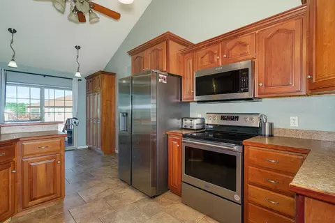 Kitchen - 145 Ridgeview Dr, Saint Robert, MO 65584 photo 3 of 4