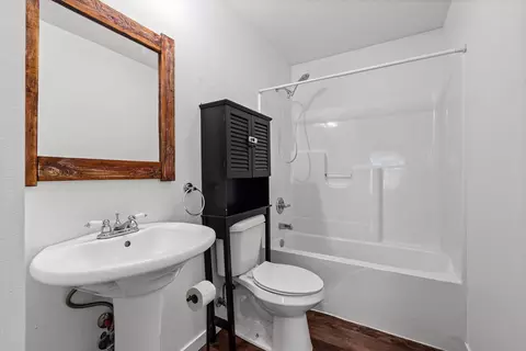 Bath - 413 N Lee St, Centralia, MO 65240 photo 1 of 1