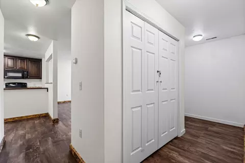 Entry Way - 413 N Lee St, Centralia, MO 65240 photo 2 of 2