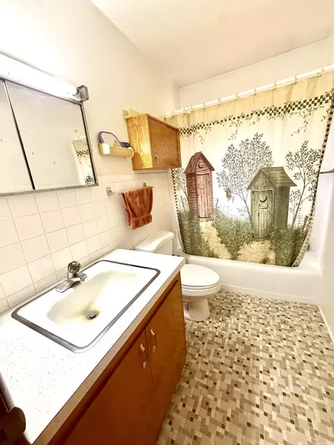 Bath - 600 E Canole Rd, Sturgeon, MO 65284 photo 1 of 2
