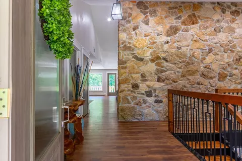 Entry Way - 1022 Timberline Rd, Moberly, MO 65270 photo 3 of 21