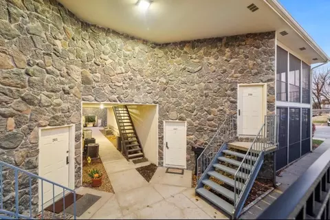 202 Park Deville Pl, Columbia, MO 65203