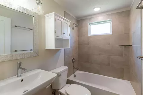 Bath - 5 Longfellow Ln, Columbia, MO 65203 photo 3 of 6