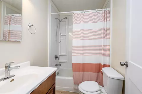 Bath - 804 E Lakeview St, Centralia, MO 65240 photo 1 of 1