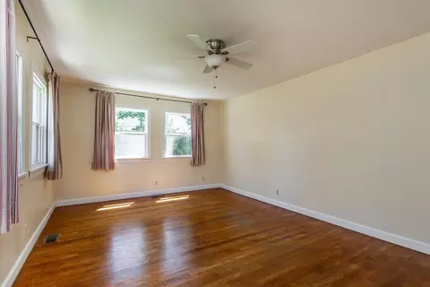 Living - 804 E Lakeview St, Centralia, MO 65240 photo 3 of 4