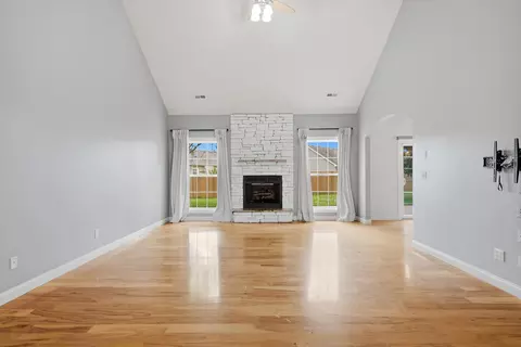 Living - 504 Eagle Lake Dr, Ashland, MO 65010 photo 2 of 4