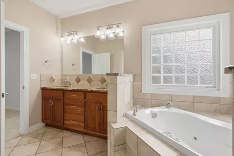 Bath - 504 Eagle Lake Dr, Ashland, MO 65010 photo 2 of 4