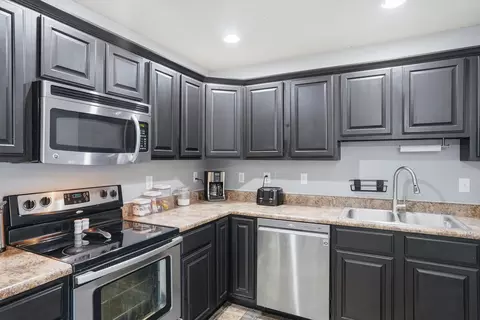 Kitchen - 1400 Marbrooke Dr, Fulton, MO 65251 photo 2 of 2