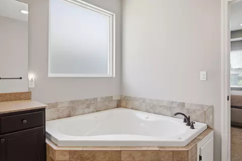 Bath - 2114 Mace Ct, Columbia, MO 65201 photo 5 of 9