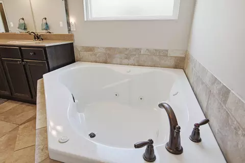 Bath - 2114 Mace Ct, Columbia, MO 65201 photo 2 of 9