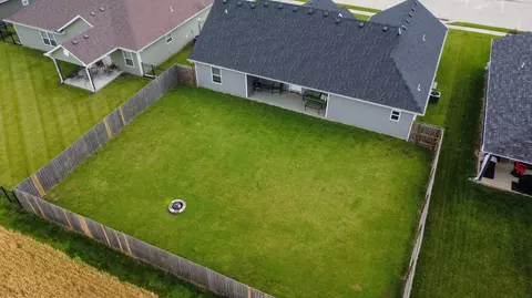 View/Area - 915 Lois Dr, Centralia, MO 65240 photo 6 of 9