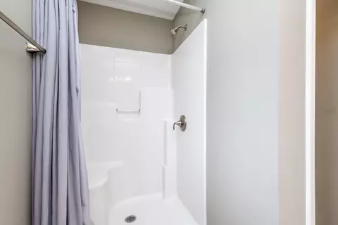 Bath - 915 Lois Dr, Centralia, MO 65240 photo 2 of 4