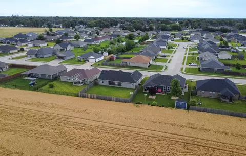 View/Area - 915 Lois Dr, Centralia, MO 65240 photo 8 of 9