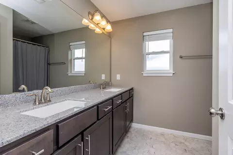 Bath - 915 Lois Dr, Centralia, MO 65240 photo 1 of 4